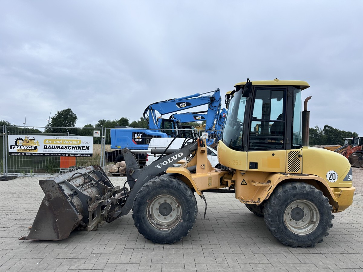VOLVO L 30 B PRO 3er Kreis Klappschaufel+Palettengabel - Chargeuse sur pneus: photos 1 VOLVO L 30 B PRO 3er Kreis Klappschaufel+Palettengabel - Chargeuse sur pneus: photos 1