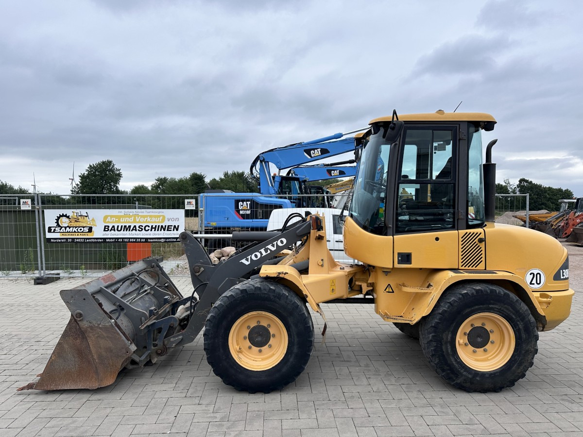 VOLVO L 30 B PRO 3er Kreis Klappschaufel+Palettengabel - Chargeuse sur pneus: photos 1 VOLVO L 30 B PRO 3er Kreis Klappschaufel+Palettengabel - Chargeuse sur pneus: photos 1
