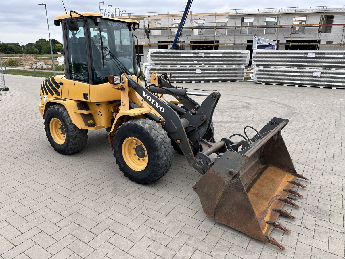 VOLVO L 30 B PRO 3er Kreis Klappschaufel+Palettengabel - Chargeuse sur pneus: photos 4 VOLVO L 30 B PRO 3er Kreis Klappschaufel+Palettengabel - Chargeuse sur pneus: photos 4