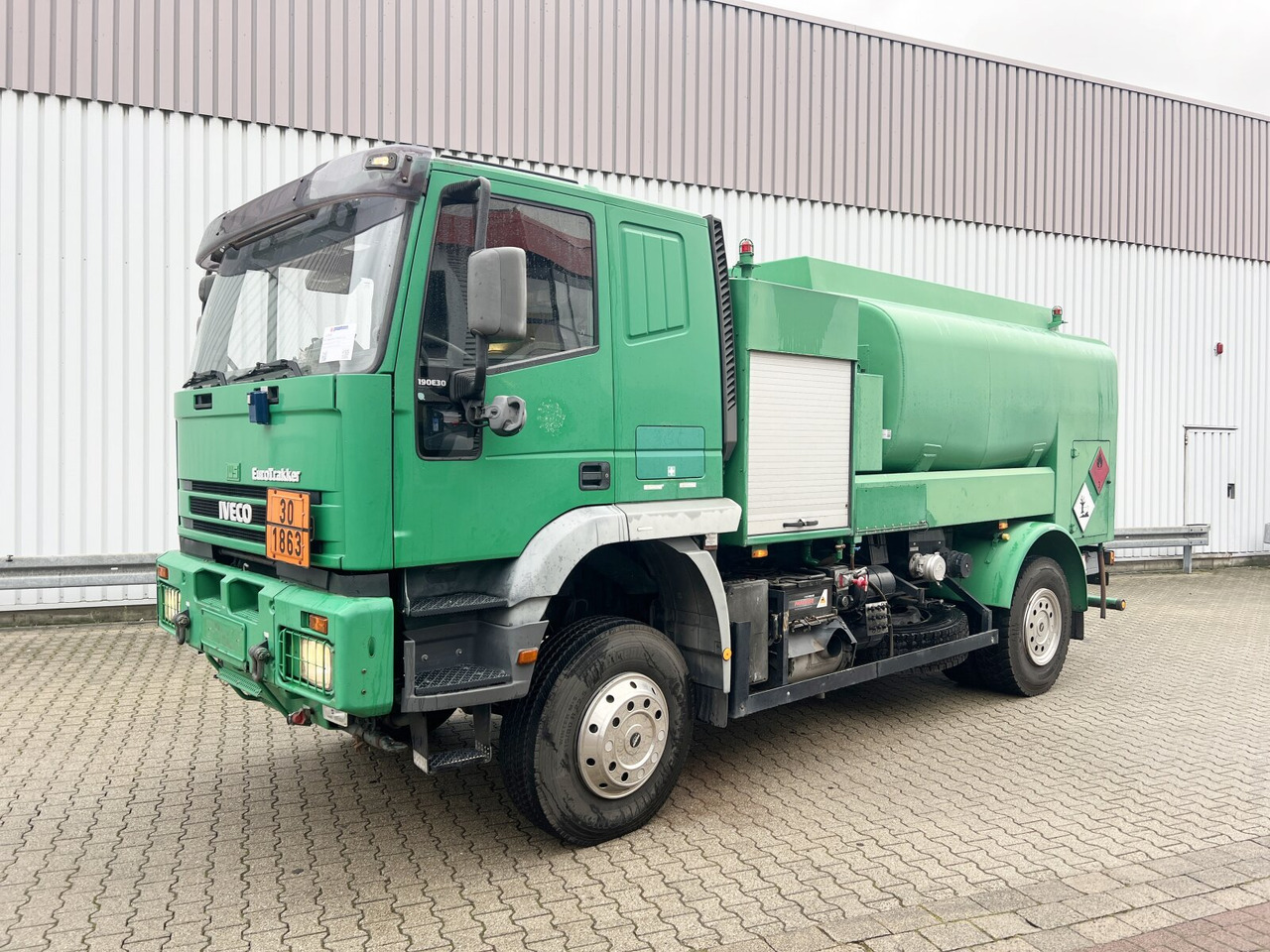 190EH30 4x4 190EH30 4x4 - Camion citerne: photos 1 190EH30 4x4 190EH30 4x4 - Camion citerne: photos 1