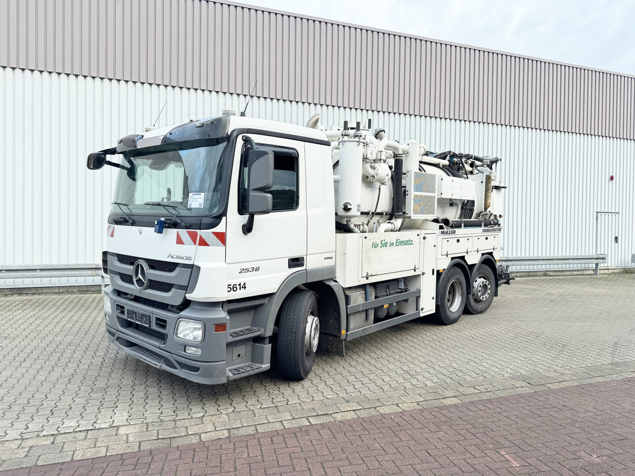 Mercedes-Benz Actros 2536 L 6x2 Actros 2536 L 6x2, Müller Saug- und Spülwagen ca. 10,5m³, Lenkachse - Camion: photos 1 Mercedes-Benz Actros 2536 L 6x2 Actros 2536 L 6x2, Müller Saug- und Spülwagen ca. 10,5m³, Lenkachse - Camion: photos 1