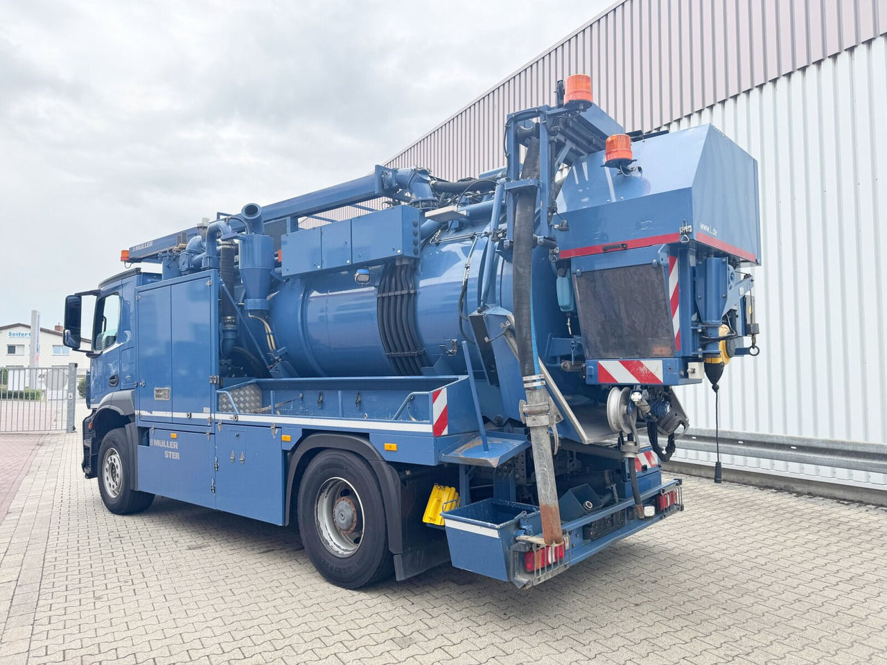 Mercedes-Benz Arocs 1843 L 4x2 Arocs 1843 L 4x2, Müller Canalmaster ca. 8m³, Standheizung, Funk - Camion: photos 4 Mercedes-Benz Arocs 1843 L 4x2 Arocs 1843 L 4x2, Müller Canalmaster ca. 8m³, Standheizung, Funk - Camion: photos 4