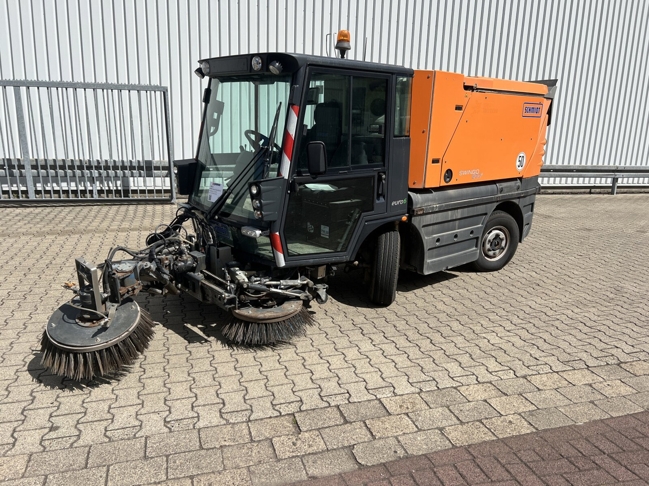 Schmidt Swingo Compact 200 4x2 Swingo Compact 200 4x2, Kehrmaschine - Camion: photos 1 Schmidt Swingo Compact 200 4x2 Swingo Compact 200 4x2, Kehrmaschine - Camion: photos 1