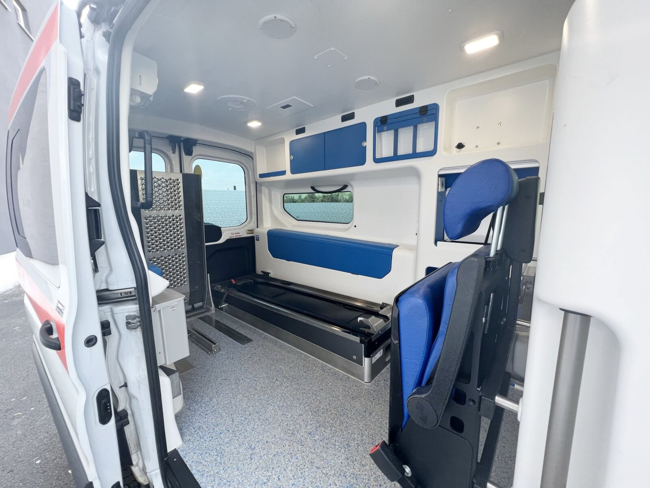 Ford Transit 2.2 TDCI 4x2 Transit 2.2 TDCI 4x2, Krankentransporter - Ambulance: photos 2 Ford Transit 2.2 TDCI 4x2 Transit 2.2 TDCI 4x2, Krankentransporter - Ambulance: photos 2