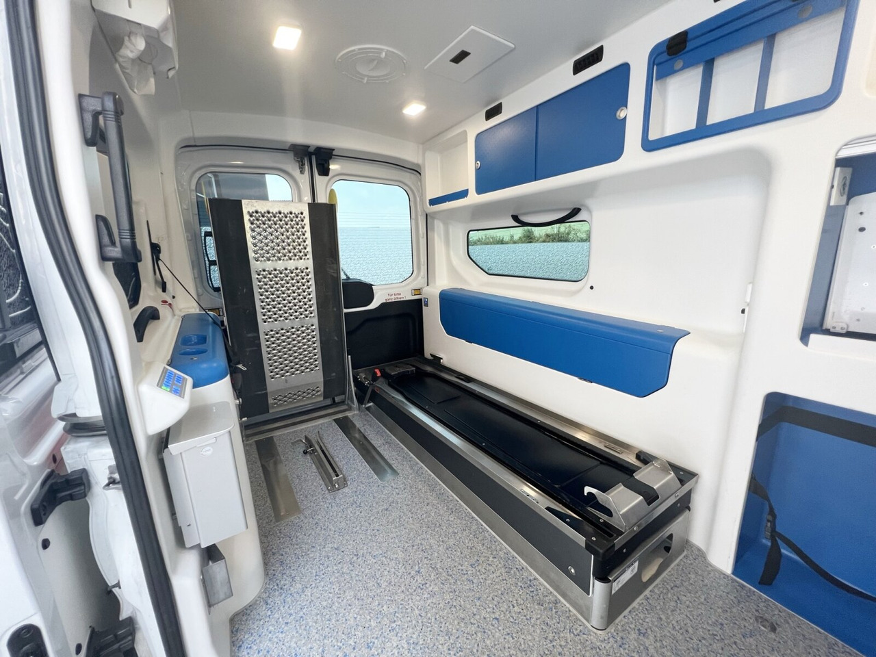 Ford Transit 2.2 TDCI 4x2 Transit 2.2 TDCI 4x2, Krankentransporter - Ambulance: photos 3 Ford Transit 2.2 TDCI 4x2 Transit 2.2 TDCI 4x2, Krankentransporter - Ambulance: photos 3