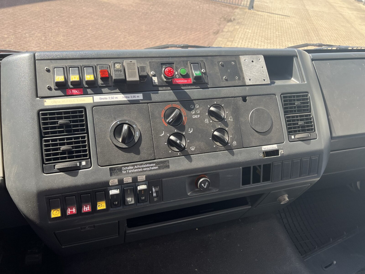 Crédit-bail MAN 25/18.284 6x2-4 LL 25/18.284 6x2-4 LL,Kran HMF 1113 K3, Funk, Retarder MAN 25/18.284 6x2-4 LL 25/18.284 6x2-4 LL,Kran HMF 1113 K3, Funk, Retarder: photos 7 Crédit-bail MAN 25/18.284 6x2-4 LL 25/18.284 6x2-4 LL,Kran HMF 1113 K3, Funk, Retarder MAN 25/18.284 6x2-4 LL 25/18.284 6x2-4 LL,Kran HMF 1113 K3, Funk, Retarder: photos 7