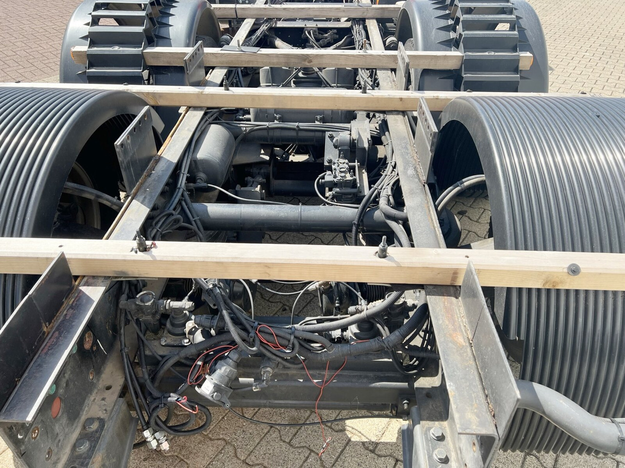 MAN 25/18.284 6x2-4 LL 25/18.284 6x2-4 LL, Retarder, Lenkachse - Châssis cabine: photos 4 MAN 25/18.284 6x2-4 LL 25/18.284 6x2-4 LL, Retarder, Lenkachse - Châssis cabine: photos 4