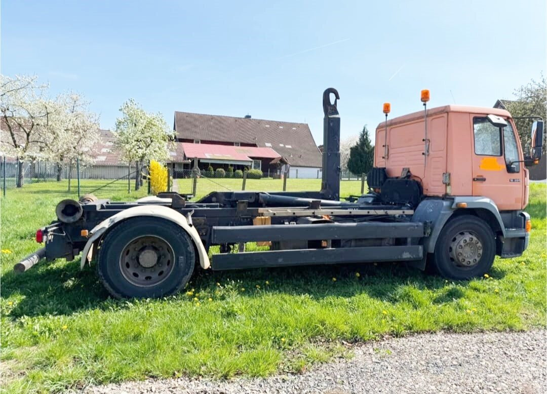 MAN LE 18.280 4x2 LL LE 18.280 4x2 LL, 6-Zylinder, Winterdienstausstattung - Camion ampliroll: photos 4 MAN LE 18.280 4x2 LL LE 18.280 4x2 LL, 6-Zylinder, Winterdienstausstattung - Camion ampliroll: photos 4
