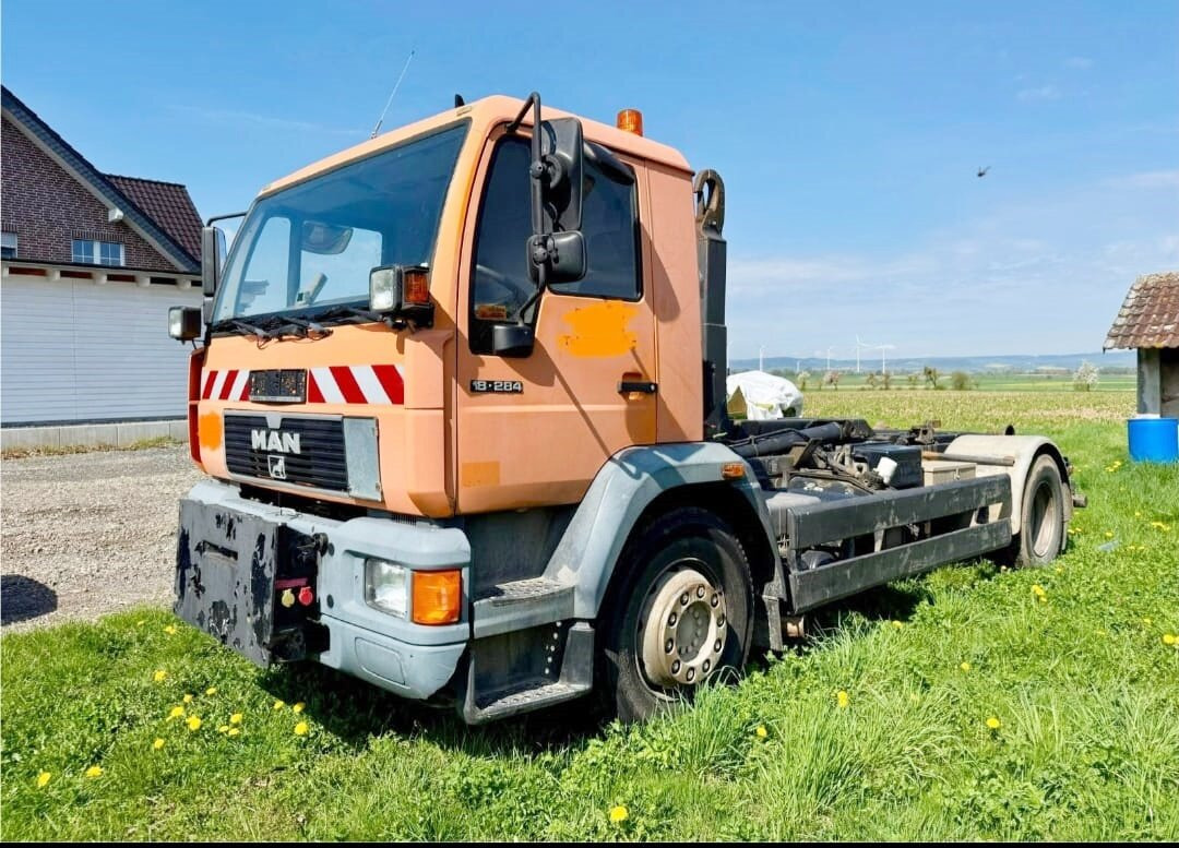 MAN LE 18.280 4x2 LL LE 18.280 4x2 LL, 6-Zylinder, Winterdienstausstattung - Camion ampliroll: photos 1 MAN LE 18.280 4x2 LL LE 18.280 4x2 LL, 6-Zylinder, Winterdienstausstattung - Camion ampliroll: photos 1