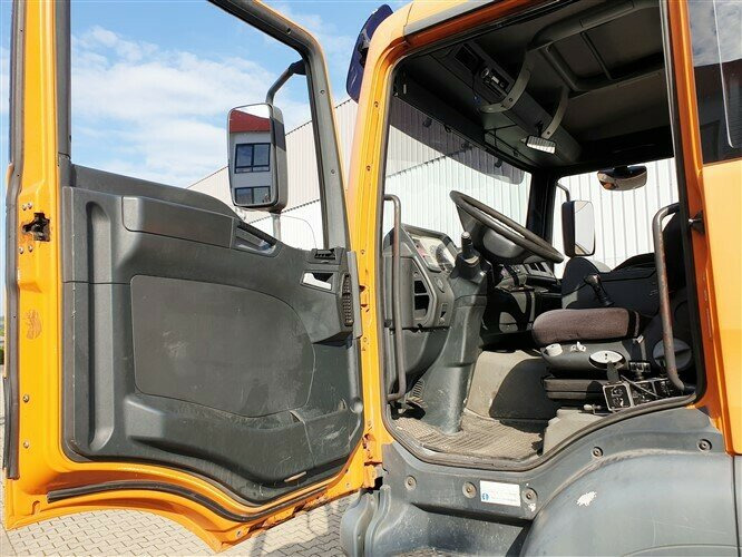 Photo d'intérieur 1: Camion ampliroll MAN TGA 26.363 FDC 6x4 BB TGA 26.363 FDC 6x4 BB