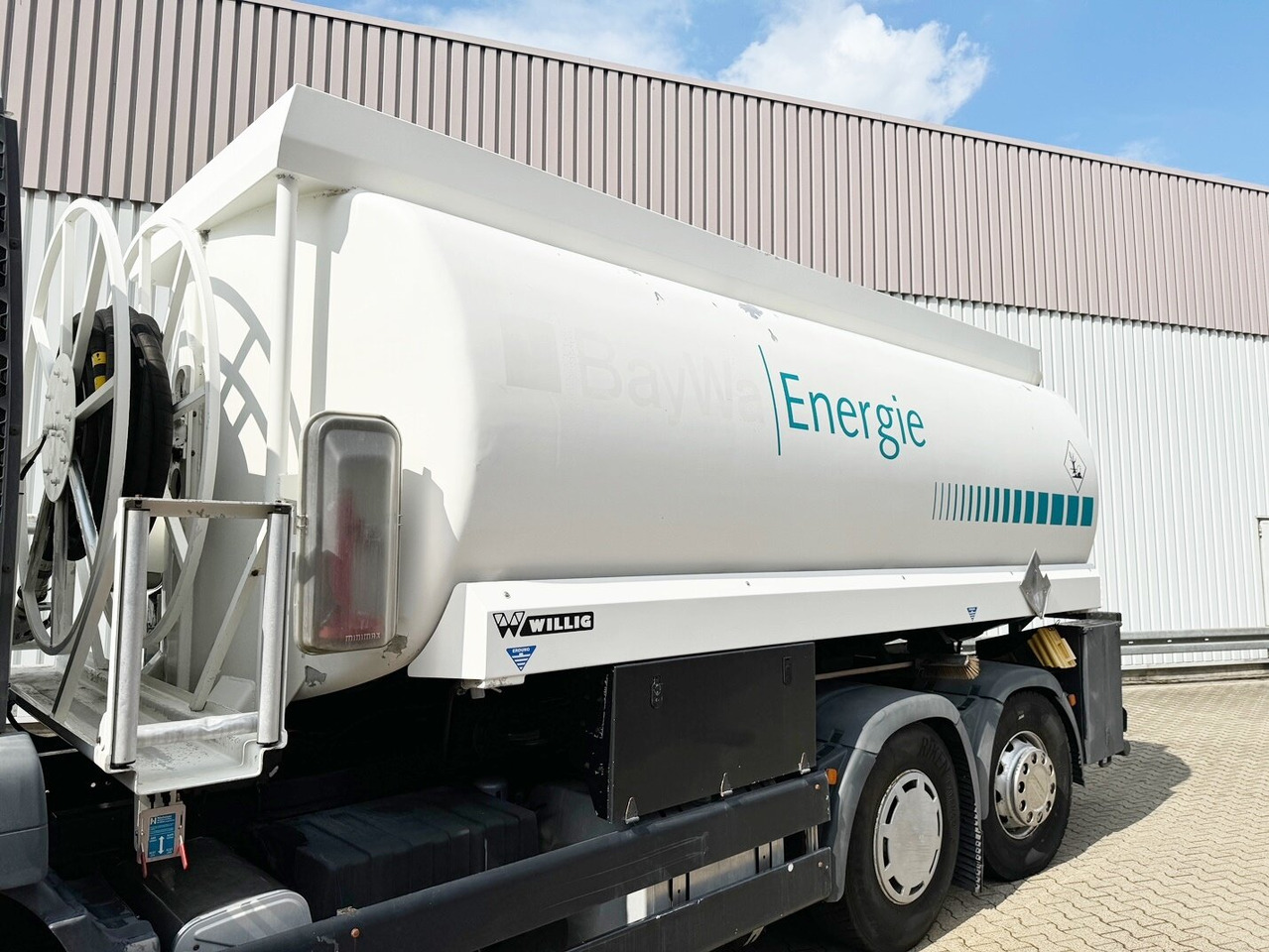 MAN TGA 26.390 6X2-4 BL TGA 26.390 6X2-4 BL, Lenk-/Liftachse, Willig Tankaufbau ca. 20.000l, 3 Kammern - Camion citerne: photos 2 MAN TGA 26.390 6X2-4 BL TGA 26.390 6X2-4 BL, Lenk-/Liftachse, Willig Tankaufbau ca. 20.000l, 3 Kammern - Camion citerne: photos 2