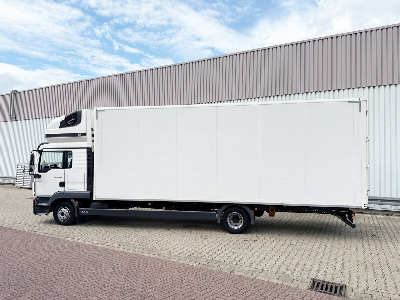 MAN TGL 12.220 4x2 BL TGL 12.220 4x2 BL, TopSleeper, Navi - Camion fourgon: photos 2 MAN TGL 12.220 4x2 BL TGL 12.220 4x2 BL, TopSleeper, Navi - Camion fourgon: photos 2