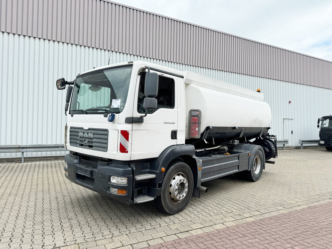 MAN TGM 18.280 4X2 BL TGM 18.280 4X2 BL, Willig Tankaufbau ca. 14.150l, 2 Kammern - Camion citerne: photos 1 MAN TGM 18.280 4X2 BL TGM 18.280 4X2 BL, Willig Tankaufbau ca. 14.150l, 2 Kammern - Camion citerne: photos 1