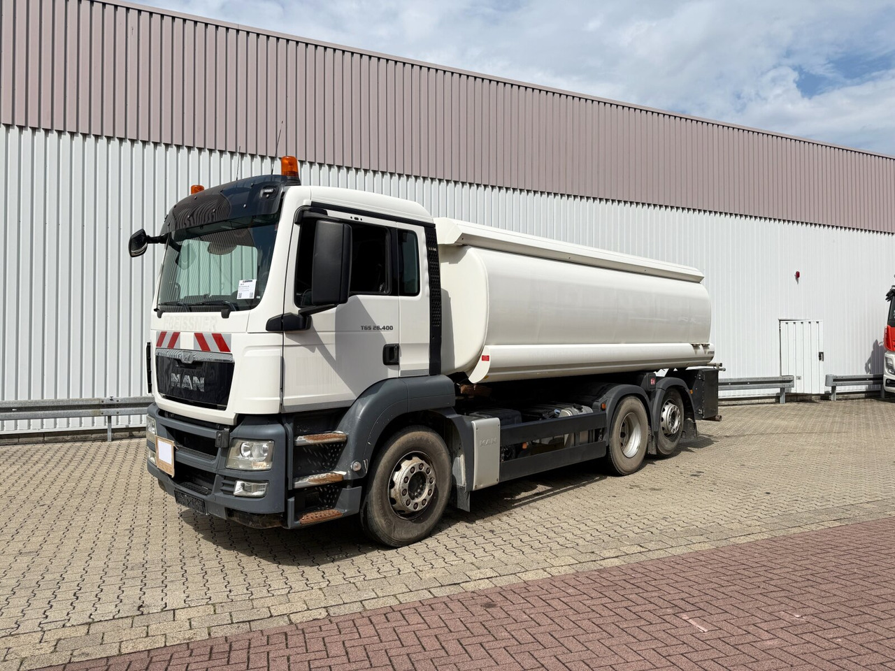 MAN TGS 26.400 6x2-4 BL TGS 26.400 6x2-4 BL, Liftachse, ADR, Esterer Tank ca. 20.030l, 3 Kammern, Funk - Camion citerne: photos 1 MAN TGS 26.400 6x2-4 BL TGS 26.400 6x2-4 BL, Liftachse, ADR, Esterer Tank ca. 20.030l, 3 Kammern, Funk - Camion citerne: photos 1