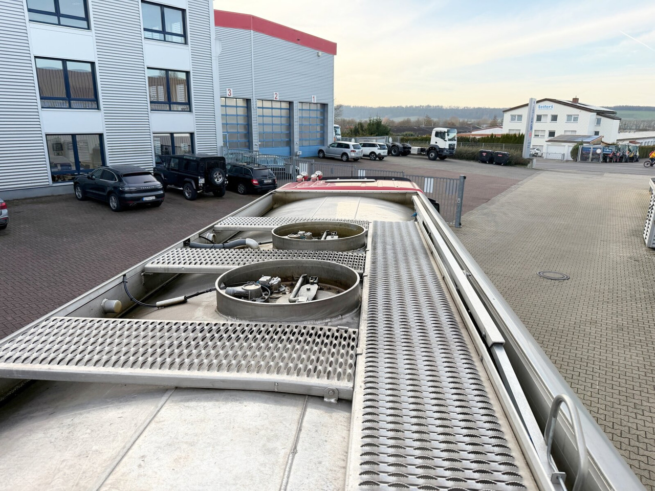 MAN TGS 26.400 6x2-4 LL TGS 26.400 6x2-4 LL, Lenk-/Lift, Navi, ADR, Esterer Tank ca. 19270l, 2 Kammern, Funk - Camion citerne: photos 4 MAN TGS 26.400 6x2-4 LL TGS 26.400 6x2-4 LL, Lenk-/Lift, Navi, ADR, Esterer Tank ca. 19270l, 2 Kammern, Funk - Camion citerne: photos 4