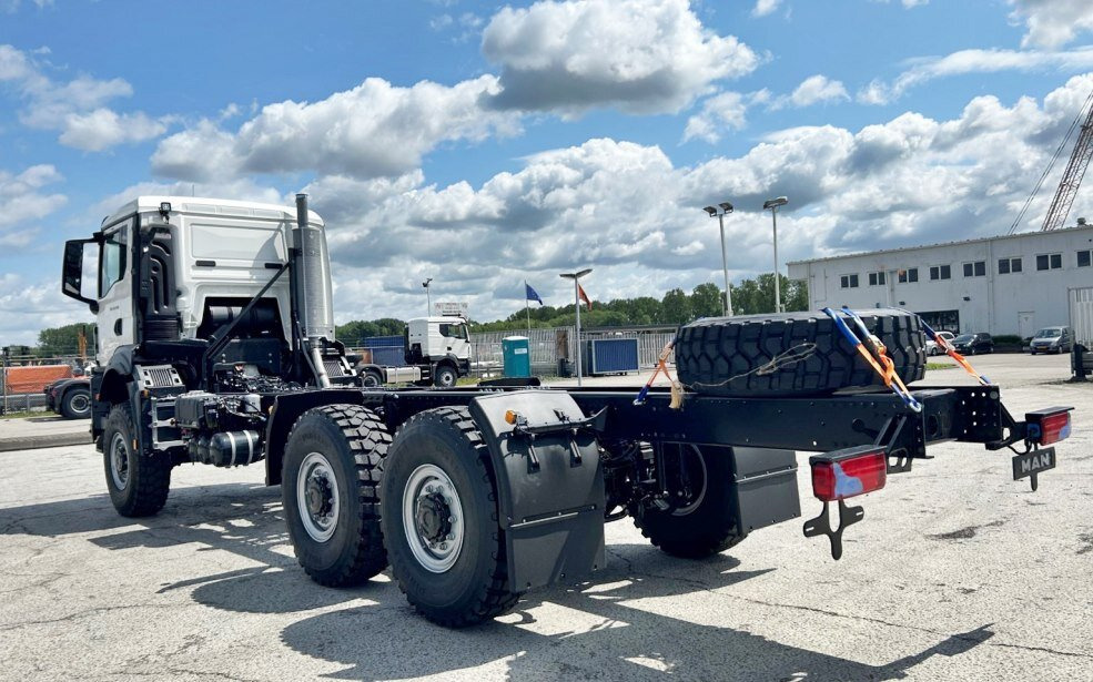 MAN TGS 33.440 6x6 BB CH TGS 33.440 6x6 BB CH, Euro2, Einzelbereifung - Châssis cabine: photos 4 MAN TGS 33.440 6x6 BB CH TGS 33.440 6x6 BB CH, Euro2, Einzelbereifung - Châssis cabine: photos 4