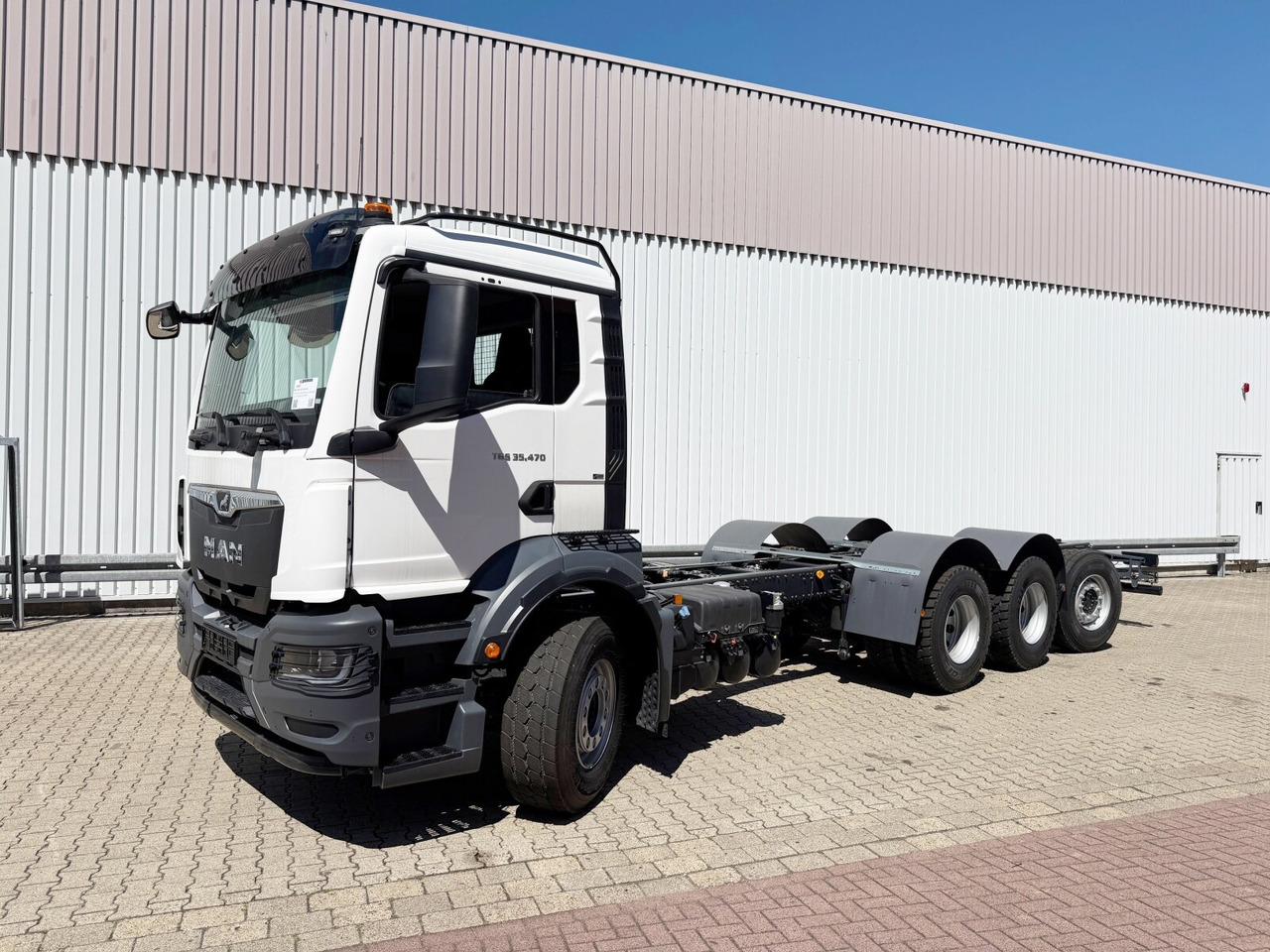 MAN TGS 35.470 8x4-4 BL TGS 35.470 8x4-4 BL, Lenk-/Liftachse, Navi, Motorabtrieb - Châssis cabine: photos 1 MAN TGS 35.470 8x4-4 BL TGS 35.470 8x4-4 BL, Lenk-/Liftachse, Navi, Motorabtrieb - Châssis cabine: photos 1