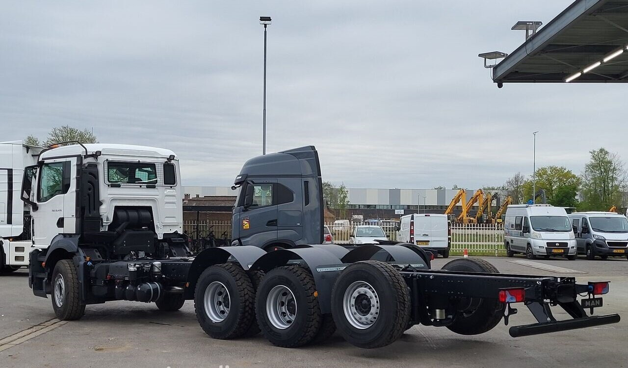 MAN TGS 35.470 8x4-4 BL TGS 35.470 8x4-4 BL, Lenk-/Liftachse, Navi, Nebenantrieb - Châssis cabine: photos 4 MAN TGS 35.470 8x4-4 BL TGS 35.470 8x4-4 BL, Lenk-/Liftachse, Navi, Nebenantrieb - Châssis cabine: photos 4