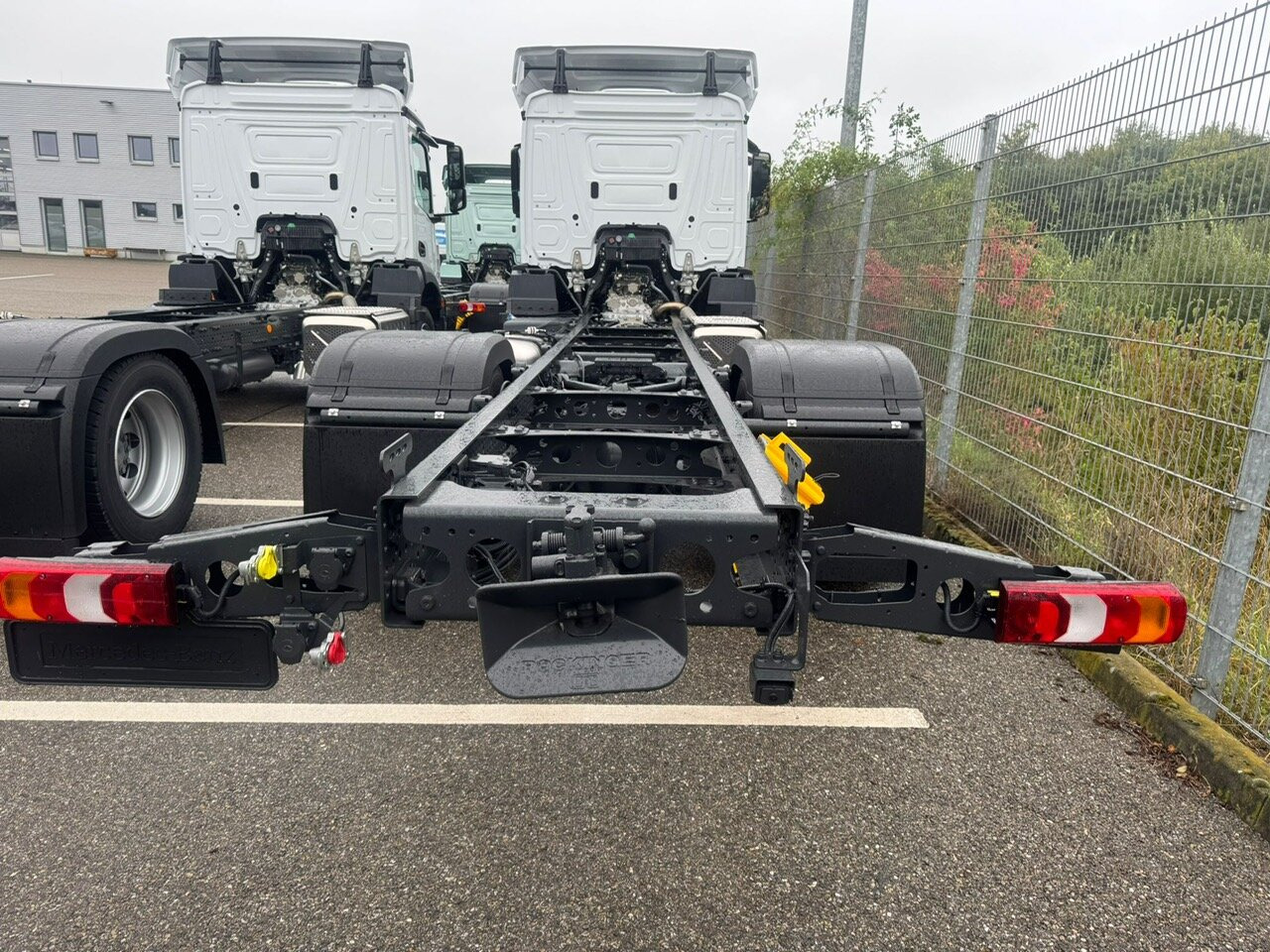 Mercedes-Benz Actros 1827/30 L 4x2 Actros 1827/30 L 4x2, Gardine, LBW - Camion plateau: photos 2 Mercedes-Benz Actros 1827/30 L 4x2 Actros 1827/30 L 4x2, Gardine, LBW - Camion plateau: photos 2