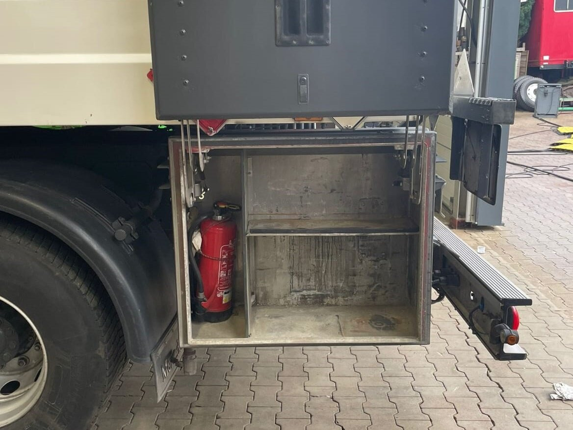 Mercedes-Benz Actros 1844 L 4x2 Actros 1844 L 4x2, Tank 14.250l - Camion citerne: photos 4 Mercedes-Benz Actros 1844 L 4x2 Actros 1844 L 4x2, Tank 14.250l - Camion citerne: photos 4
