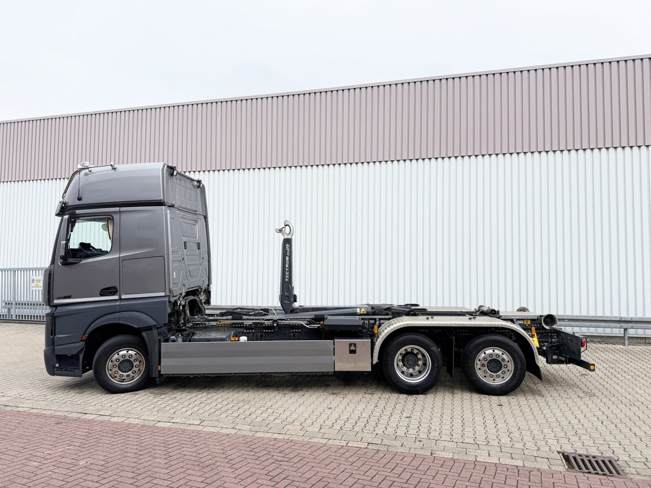 Mercedes-Benz Actros 2552 L 6x2 Actros 2552 L 6x2, Lenk/Lift, Retarder, GigaSpace, LED, Motorabtrieb, Meiller Tectrum, Funk - Camion ampliroll: photos 2 Mercedes-Benz Actros 2552 L 6x2 Actros 2552 L 6x2, Lenk/Lift, Retarder, GigaSpace, LED, Motorabtrieb, Meiller Tectrum, Funk - Camion ampliroll: photos 2