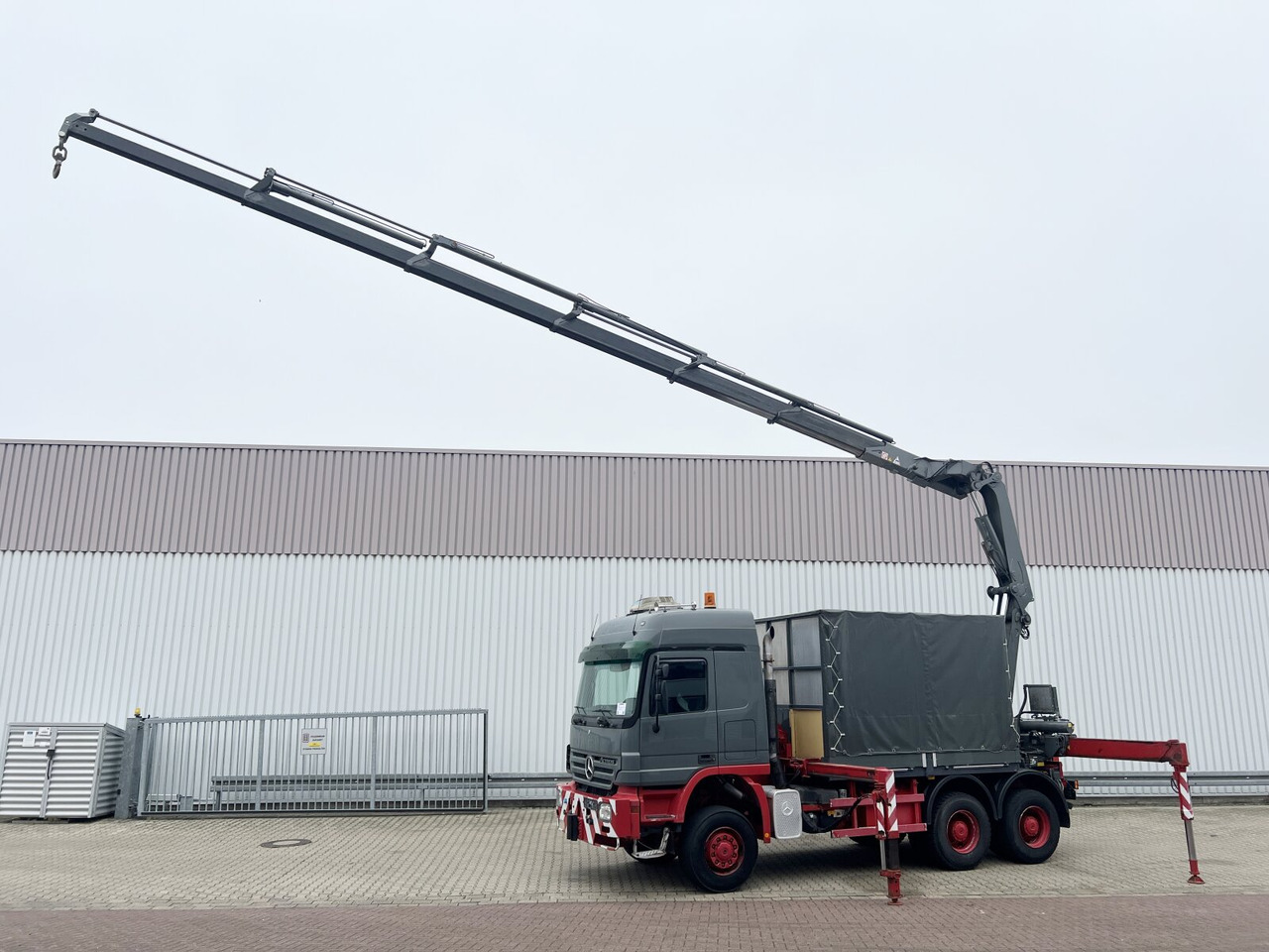 Mercedes-Benz Actros 3346 AK 6x6 Actros 3346 AK 6x6, 134t Anhängelast WSK, Heckkran Fassi F420AXP.26, Funk, Winde - Camion grue: photos 1 Mercedes-Benz Actros 3346 AK 6x6 Actros 3346 AK 6x6, 134t Anhängelast WSK, Heckkran Fassi F420AXP.26, Funk, Winde - Camion grue: photos 1