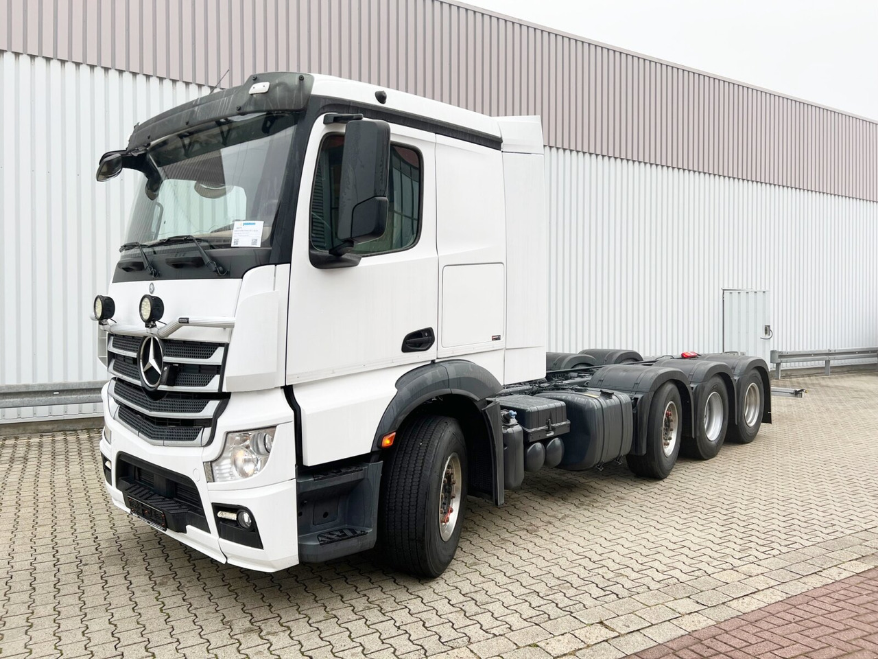 Mercedes-Benz Actros 3551 L 8x2/4 Actros 3551 L 8x2/4, Vorlauflenkachse, Doppelbereifte Nachlaufliftachse - Châssis cabine: photos 1 Mercedes-Benz Actros 3551 L 8x2/4 Actros 3551 L 8x2/4, Vorlauflenkachse, Doppelbereifte Nachlaufliftachse - Châssis cabine: photos 1