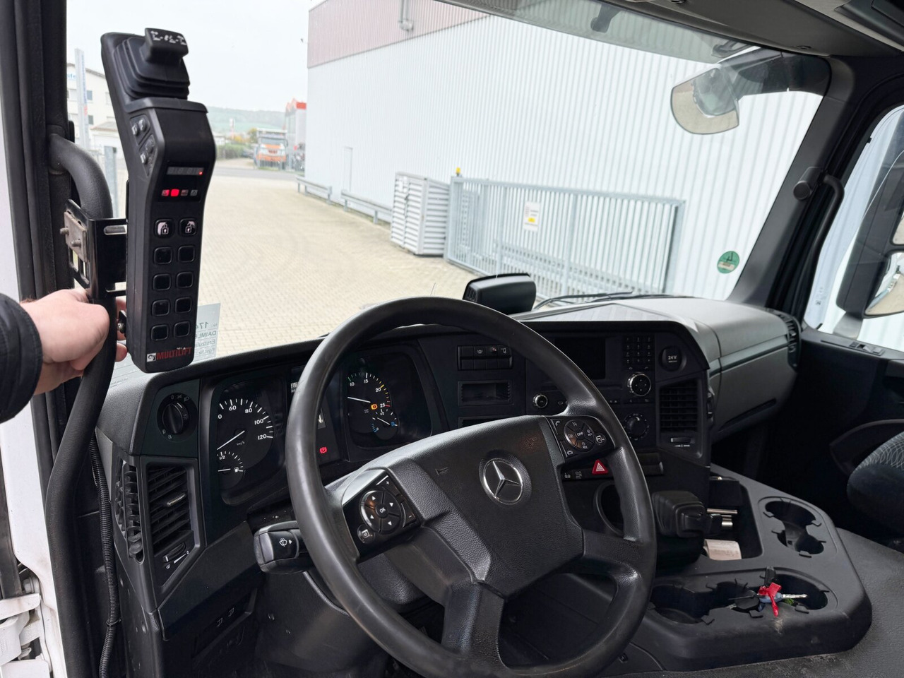 Mercedes-Benz Antos 2536 L 6x2 Antos 2536 L 6x2, Liftachse, Hiab XR 21S61 bis 7 m Container - Camion ampliroll: photos 4 Mercedes-Benz Antos 2536 L 6x2 Antos 2536 L 6x2, Liftachse, Hiab XR 21S61 bis 7 m Container - Camion ampliroll: photos 4
