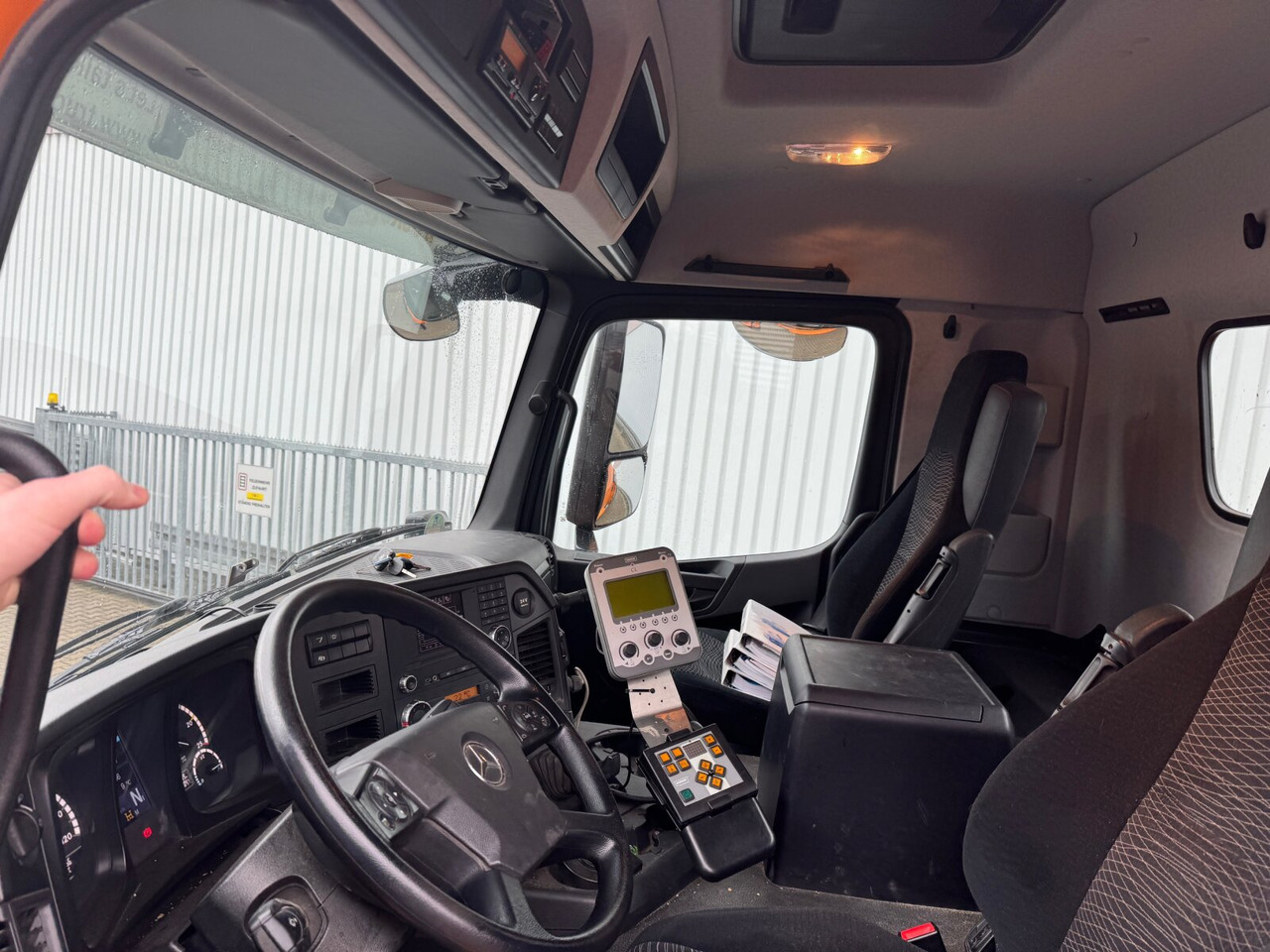 Mercedes-Benz Arocs 2036 AK 4x4 Arocs 2036 AK 4x4, Grounder, Motorabtrieb, Bordmatik, Winterdienstausstattung - Camion benne: photos 4 Mercedes-Benz Arocs 2036 AK 4x4 Arocs 2036 AK 4x4, Grounder, Motorabtrieb, Bordmatik, Winterdienstausstattung - Camion benne: photos 4