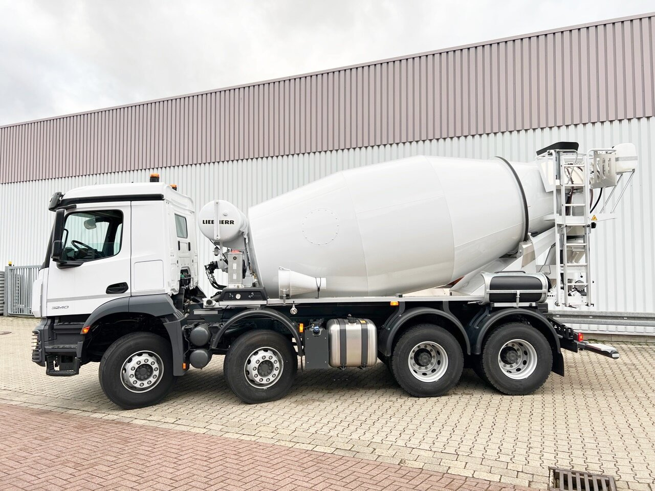 Mercedes-Benz Arocs 3240 B 8x4/4 Arocs 3240 B 8x4/4, Liebherr HTM 905 Mischer ca. 9m³, Multimedia Cockpit, Navi - Camion malaxeur: photos 2 Mercedes-Benz Arocs 3240 B 8x4/4 Arocs 3240 B 8x4/4, Liebherr HTM 905 Mischer ca. 9m³, Multimedia Cockpit, Navi - Camion malaxeur: photos 2