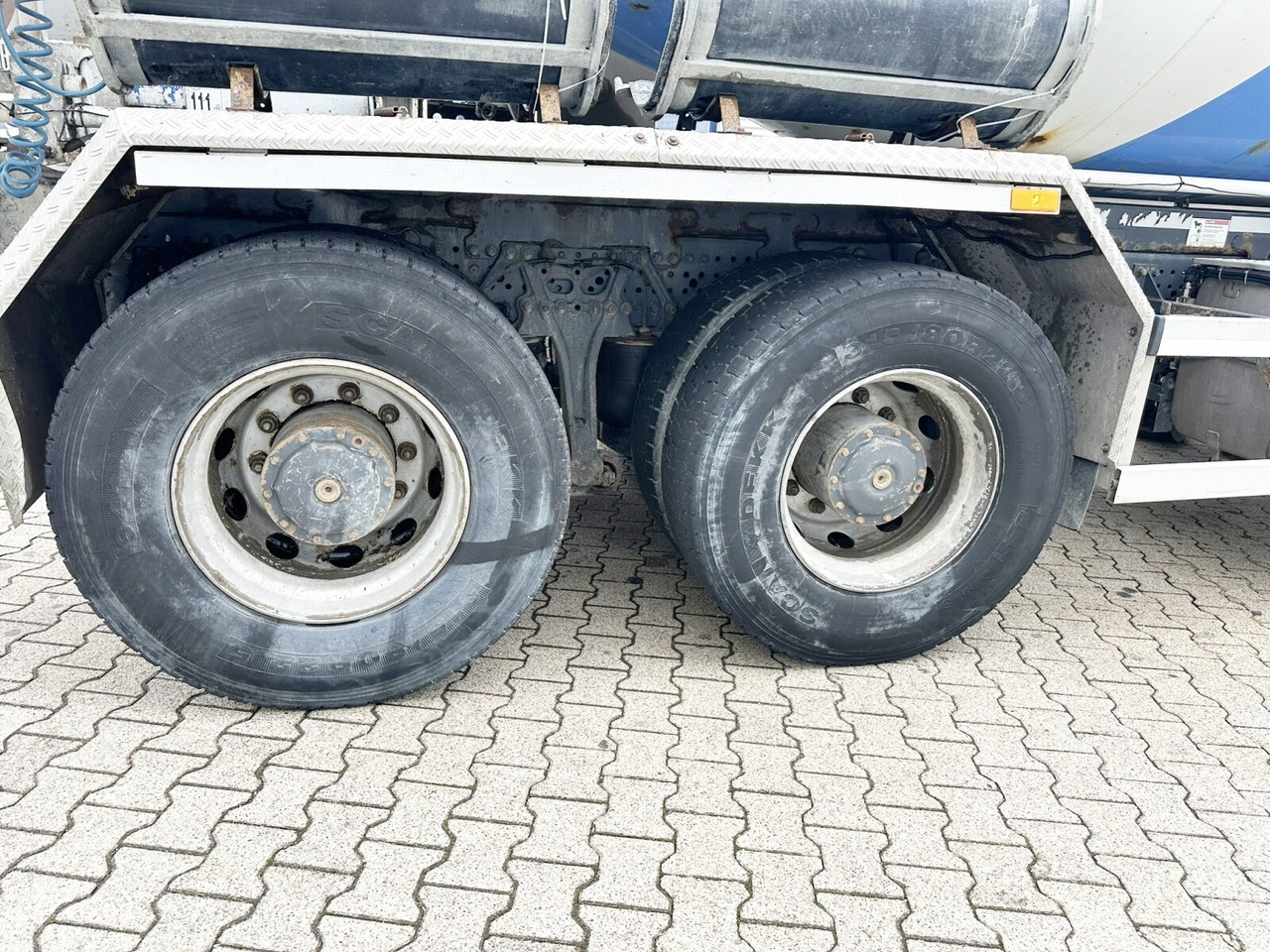 Mercedes-Benz Arocs 3251 8x4/4 Arocs 3251 8x4/4, Betonmischer Liebherr ca. 9m³ - Camion malaxeur: photos 3 Mercedes-Benz Arocs 3251 8x4/4 Arocs 3251 8x4/4, Betonmischer Liebherr ca. 9m³ - Camion malaxeur: photos 3