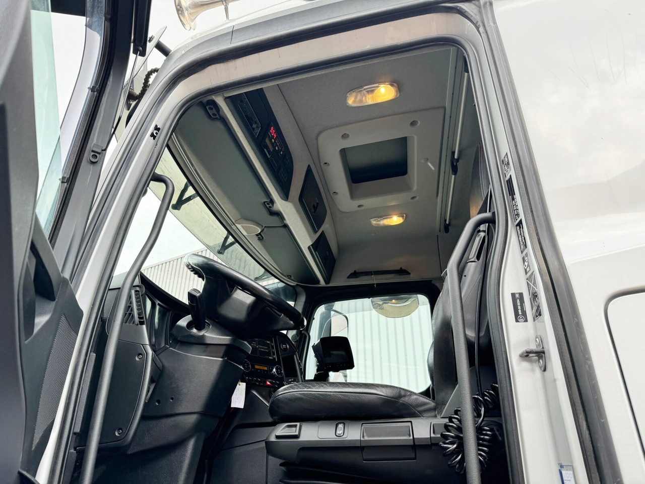 Crédit-bail Mercedes-Benz Arocs 3258 LK 8x4/4 Arocs 3258 LK 8x4/4, Retarder, Bi-Xenon, Stahlmulde ca. 14m³, hydr. Heckklappenöffnung Mercedes-Benz Arocs 3258 LK 8x4/4 Arocs 3258 LK 8x4/4, Retarder, Bi-Xenon, Stahlmulde ca. 14m³, hydr. Heckklappenöffnung: photos 14