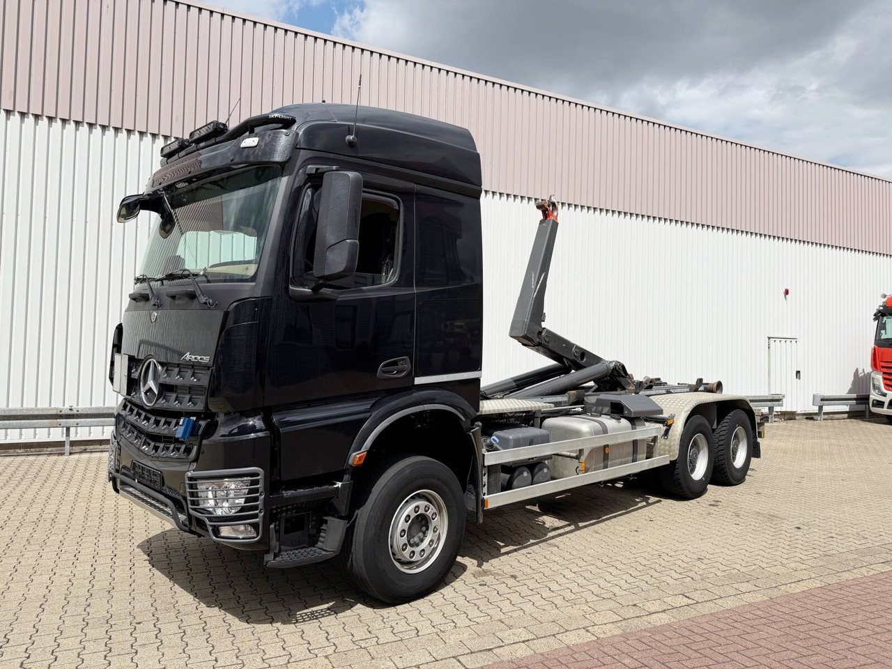 Mercedes-Benz Arocs 3351 6x4 Arocs 3351 6x4, Grounder, Retarder, Multimedia Cockpit, StreamSpace - Camion ampliroll: photos 1 Mercedes-Benz Arocs 3351 6x4 Arocs 3351 6x4, Grounder, Retarder, Multimedia Cockpit, StreamSpace - Camion ampliroll: photos 1