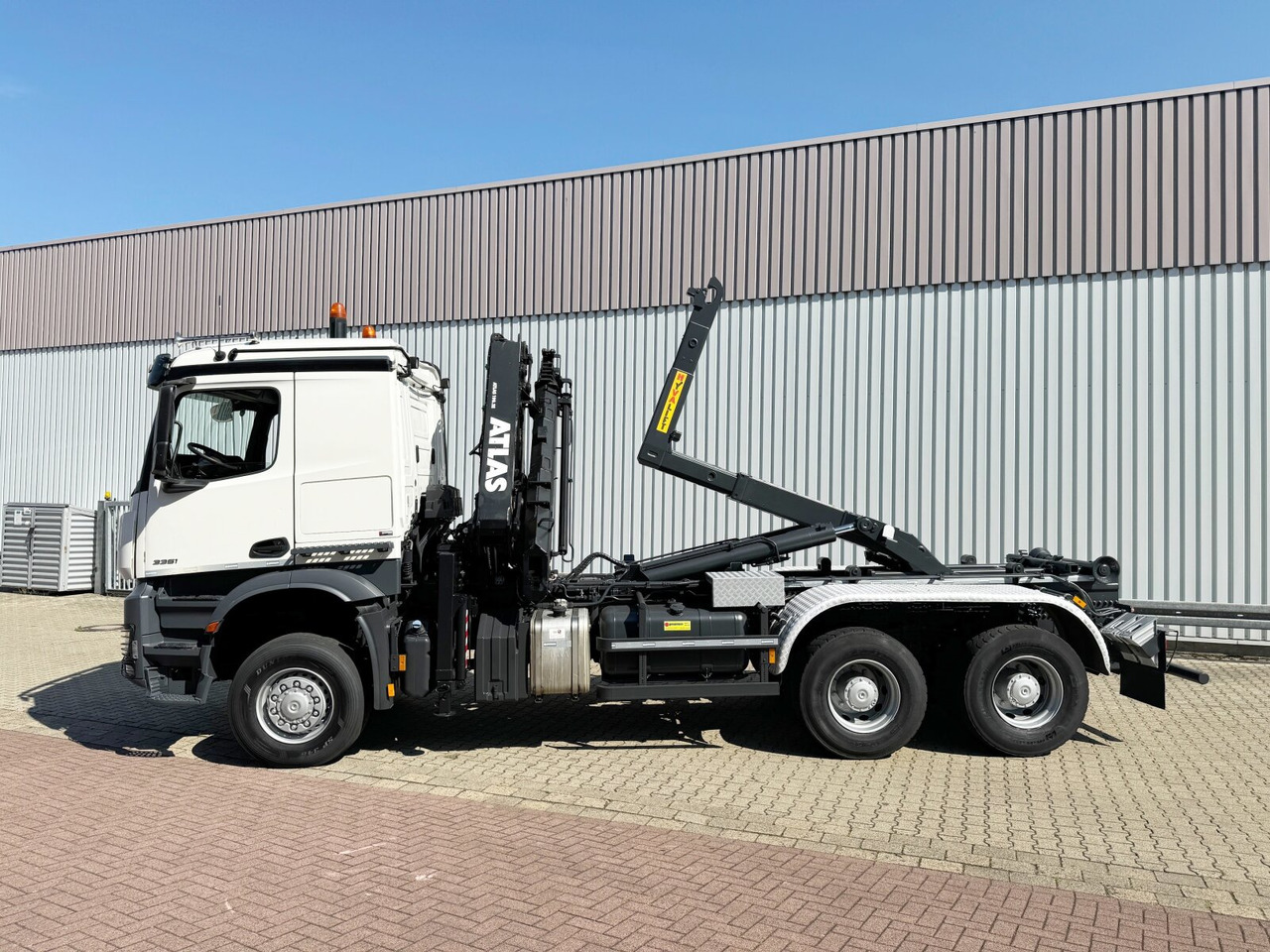Mercedes-Benz Arocs 3351 AK 6x6 Arocs 3351 AK 6x6, Retarder, Navi, Grounder, Kran Atlas AK 190.2E, Funk - Camion ampliroll, Camion grue: photos 1 Mercedes-Benz Arocs 3351 AK 6x6 Arocs 3351 AK 6x6, Retarder, Navi, Grounder, Kran Atlas AK 190.2E, Funk - Camion ampliroll, Camion grue: photos 1