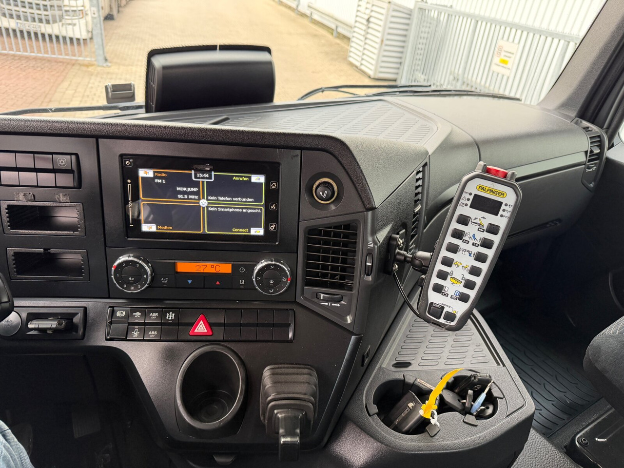 Mercedes-Benz Arocs 3353 K 6x4 Arocs 3353 K 6x4, Grounder, Retarder, Tele-Absetzer, Funk - Camion multibenne: photos 5 Mercedes-Benz Arocs 3353 K 6x4 Arocs 3353 K 6x4, Grounder, Retarder, Tele-Absetzer, Funk - Camion multibenne: photos 5