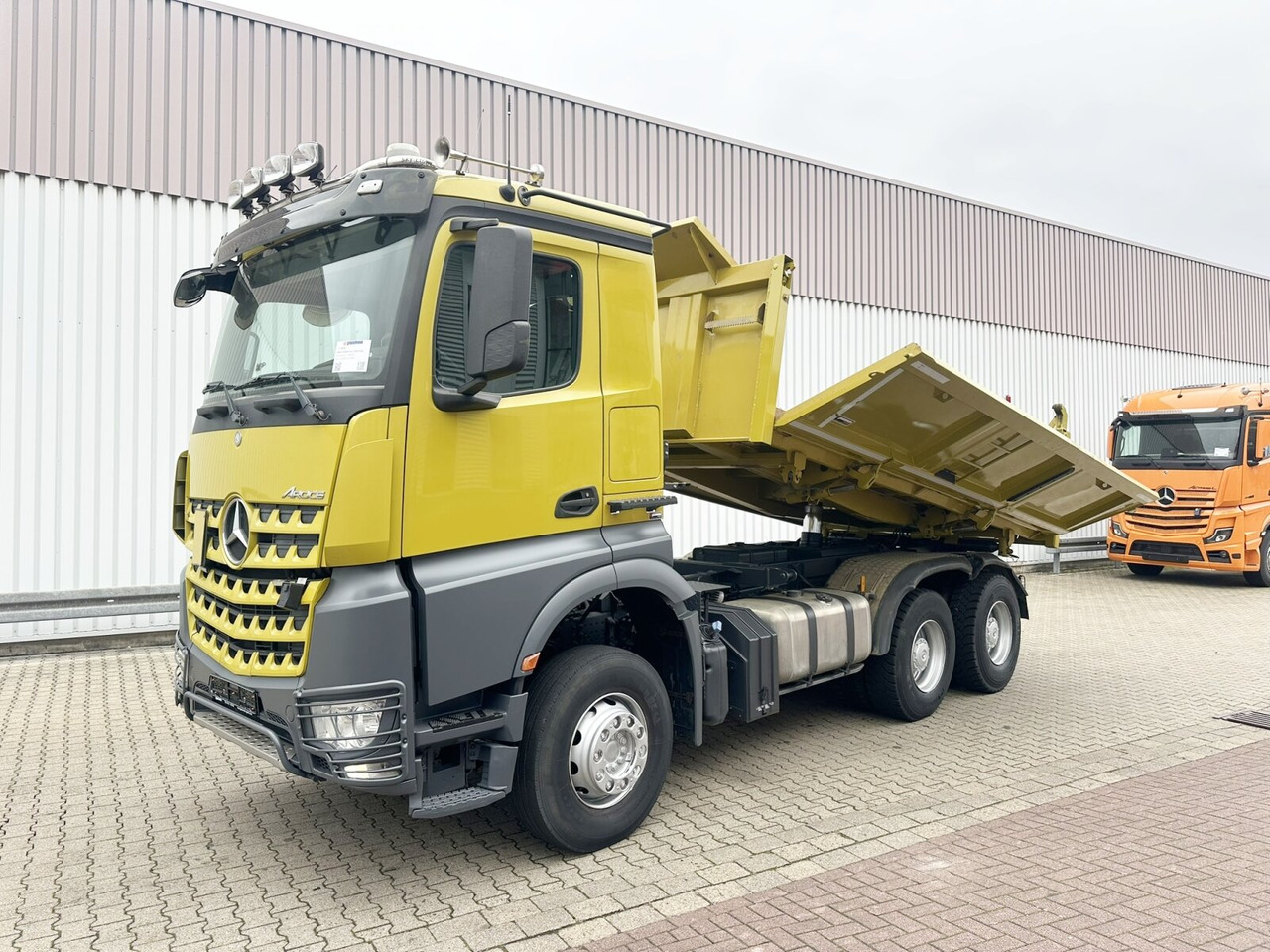 Mercedes-Benz Arocs 3363 K 6x4 Arocs 3363 K 6x4, Grounder, Turbo-Retarder-Kupplung, Bordmatik - Camion benne: photos 1 Mercedes-Benz Arocs 3363 K 6x4 Arocs 3363 K 6x4, Grounder, Turbo-Retarder-Kupplung, Bordmatik - Camion benne: photos 1