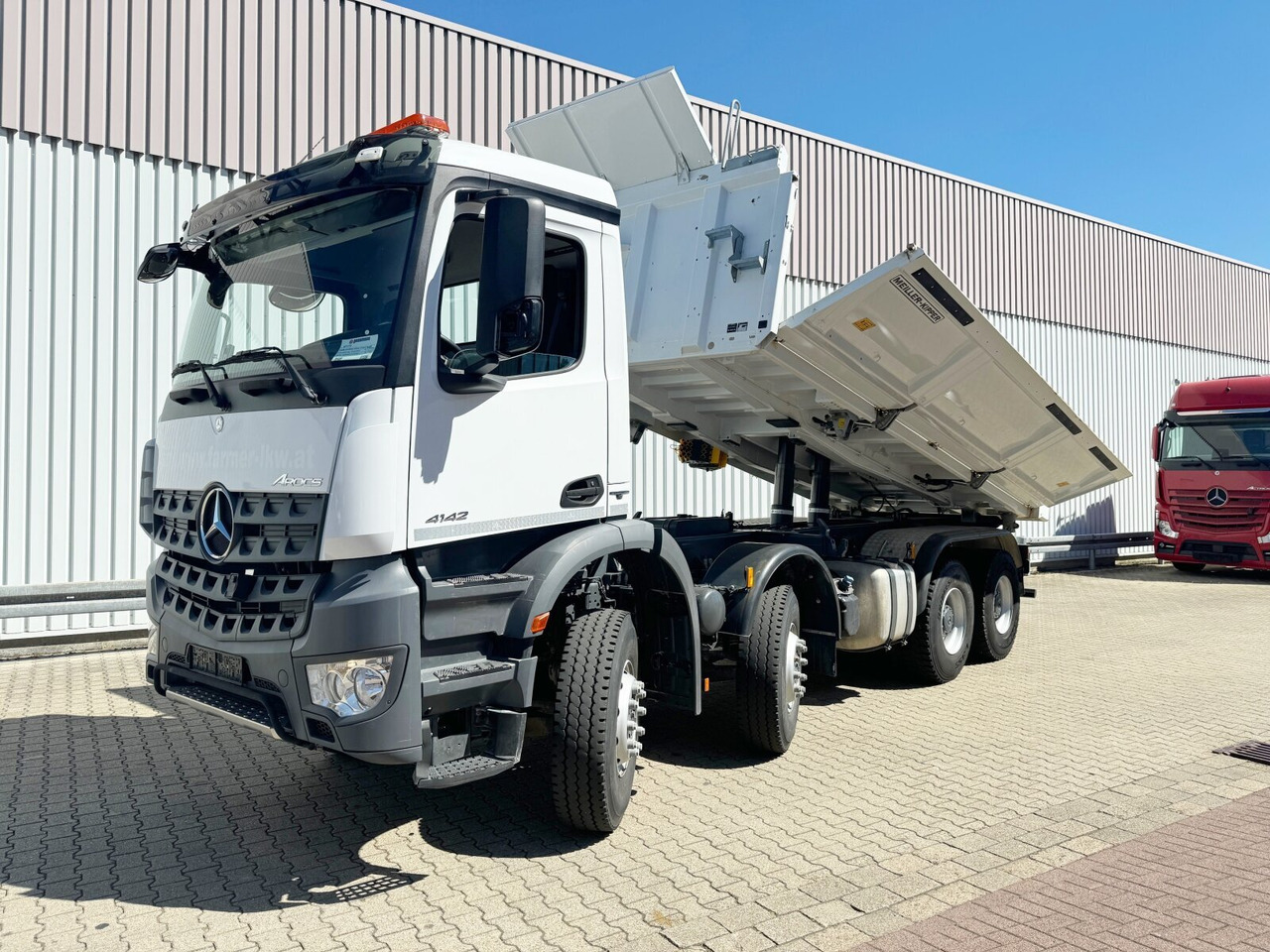 Mercedes-Benz Arocs 4142 K 8x4/4 Arocs 4142 K 8x4/4, Meiller Bordmatik links - Camion benne: photos 1 Mercedes-Benz Arocs 4142 K 8x4/4 Arocs 4142 K 8x4/4, Meiller Bordmatik links - Camion benne: photos 1