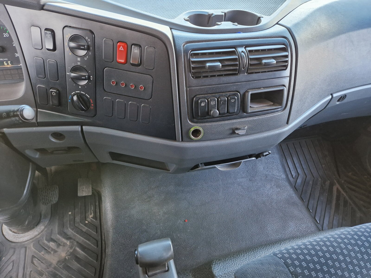 Mercedes-Benz Atego 1218 L 4x2 1218 L 4x2, Fassi Kran F 95A21 5.9m-1.545 kg, - Camion grue: photos 4 Mercedes-Benz Atego 1218 L 4x2 1218 L 4x2, Fassi Kran F 95A21 5.9m-1.545 kg, - Camion grue: photos 4