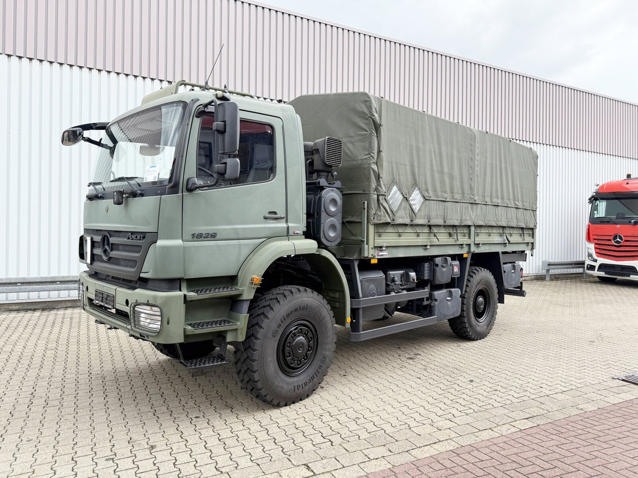 Mercedes-Benz Axor 1829 A 4x4 Axor 1829 A 4x4, Ex- - Camion plateau: photos 1 Mercedes-Benz Axor 1829 A 4x4 Axor 1829 A 4x4, Ex- - Camion plateau: photos 1