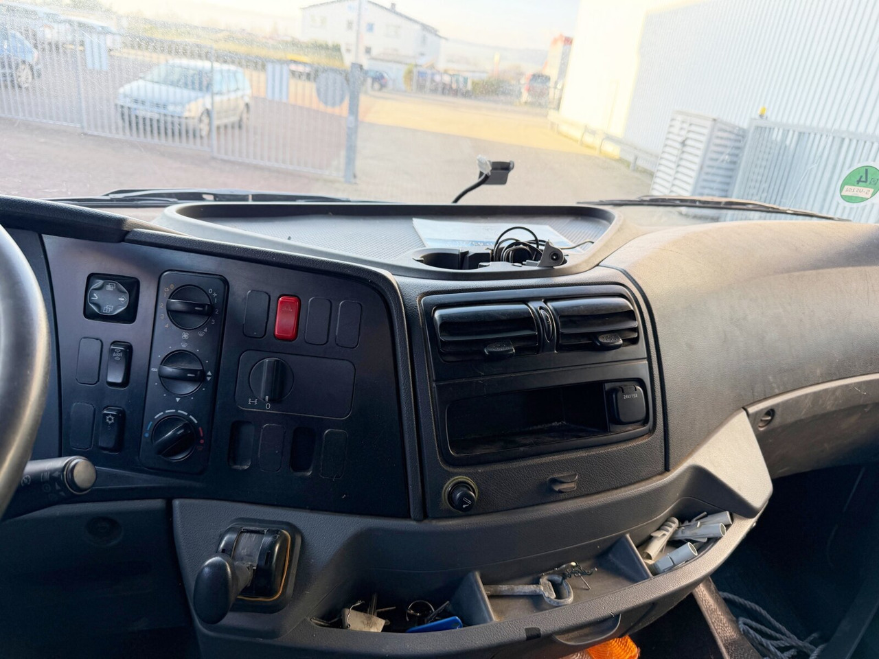 Mercedes-Benz Axor 1829 L 4x2 Axor 1829 L 4x2, 6-Sitzer - Camion plateau: photos 4 Mercedes-Benz Axor 1829 L 4x2 Axor 1829 L 4x2, 6-Sitzer - Camion plateau: photos 4