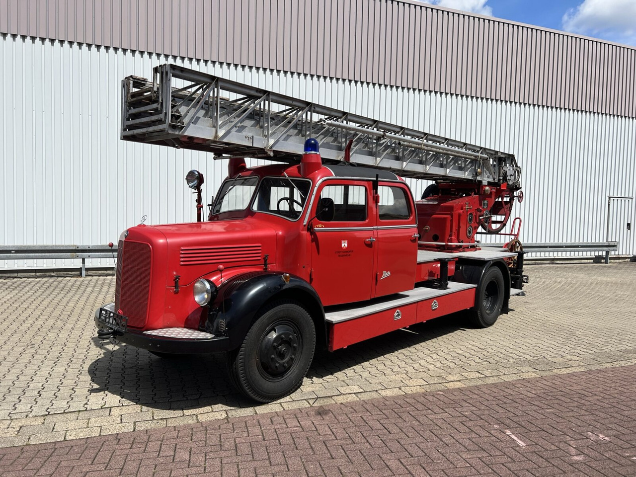Mercedes-Benz LF 311 3250/3500 - Oldtimer Feuerwehrfahrzeug LF 311 3250/3500 - Oldtimer Feuerwehrfahrzeug - Camion de pompier: photos 1 Mercedes-Benz LF 311 3250/3500 - Oldtimer Feuerwehrfahrzeug LF 311 3250/3500 - Oldtimer Feuerwehrfahrzeug - Camion de pompier: photos 1
