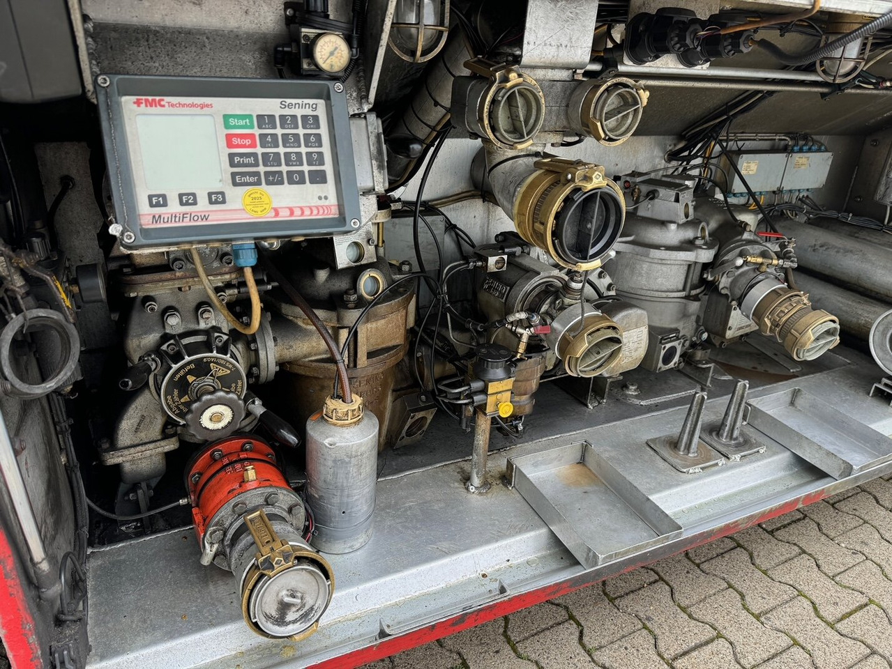 Schrader Z-STA 24-42.7/4 Tankauflieger Z-STA 24-42.7/4, 4 Kammern, ca. 42700l, 2x Liftachse, Oben-/Untenbefüllung - Semi-remorque citerne: photos 5 Schrader Z-STA 24-42.7/4 Tankauflieger Z-STA 24-42.7/4, 4 Kammern, ca. 42700l, 2x Liftachse, Oben-/Untenbefüllung - Semi-remorque citerne: photos 5