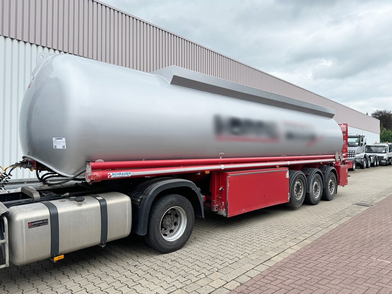 Schrader Z-STA 24-42.7/4 Tankauflieger Z-STA 24-42.7/4, 4 Kammern, ca. 42700l, 2x Liftachse, Oben-/Untenbefüllung - Semi-remorque citerne: photos 1 Schrader Z-STA 24-42.7/4 Tankauflieger Z-STA 24-42.7/4, 4 Kammern, ca. 42700l, 2x Liftachse, Oben-/Untenbefüllung - Semi-remorque citerne: photos 1