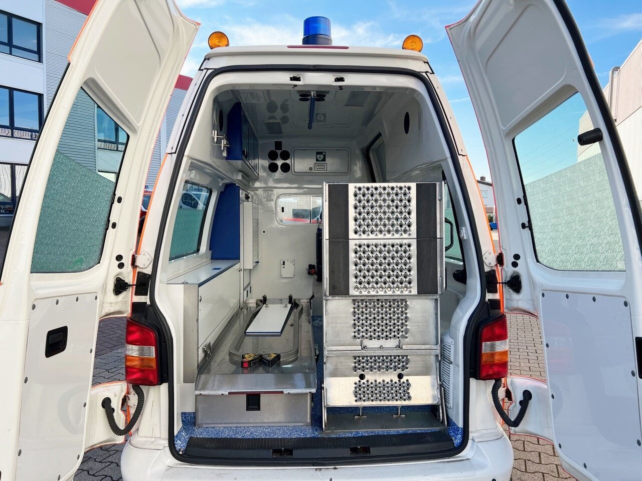Volkswagen T5 2.5 TDI 4x2 T5 2.5 TDI 4x2, Krankenwagen - Ambulance: photos 2 Volkswagen T5 2.5 TDI 4x2 T5 2.5 TDI 4x2, Krankenwagen - Ambulance: photos 2