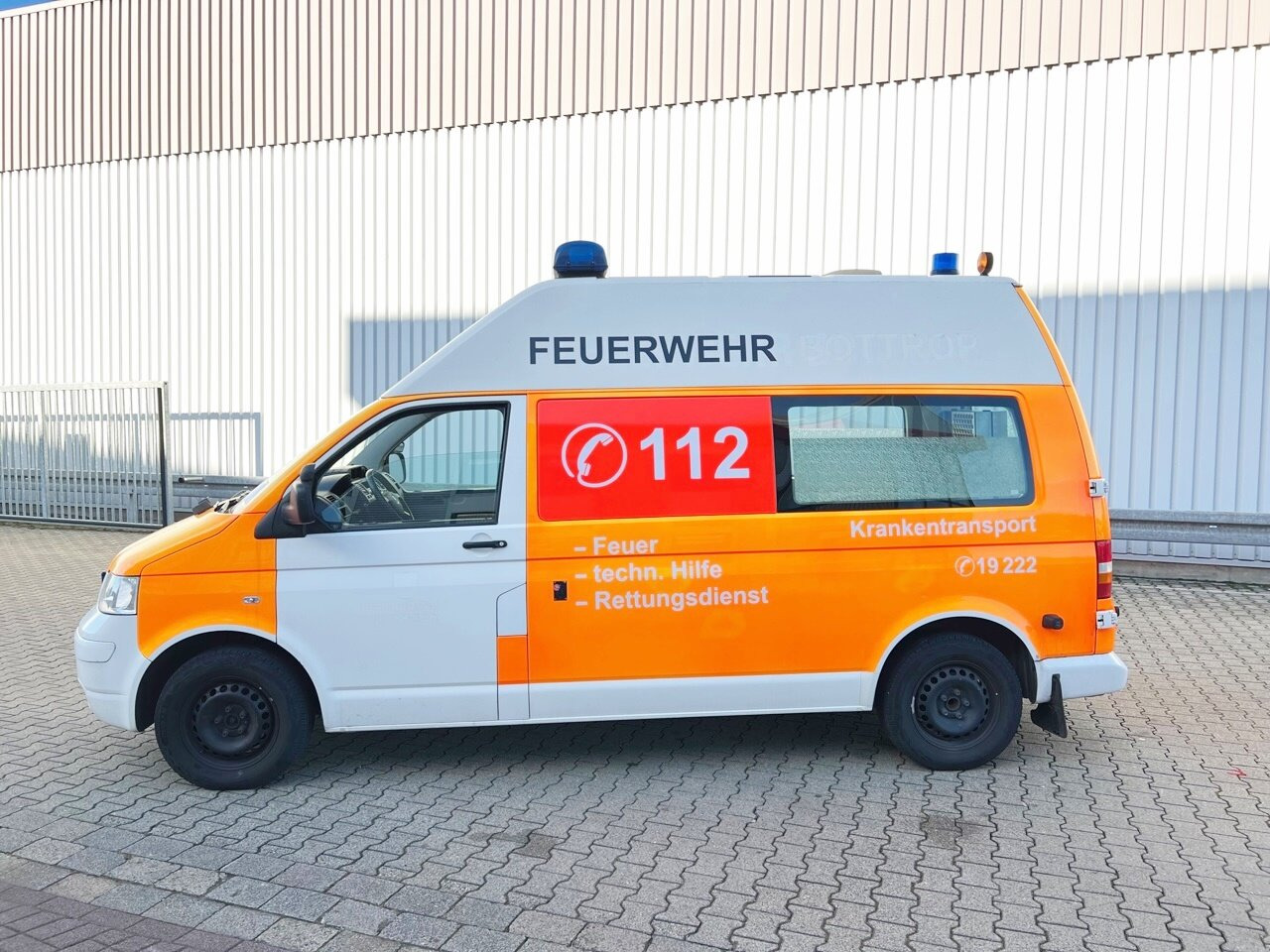 Volkswagen T5 2.5 TDI 4x2 T5 2.5 TDI 4x2, Krankenwagen - Ambulance: photos 4 Volkswagen T5 2.5 TDI 4x2 T5 2.5 TDI 4x2, Krankenwagen - Ambulance: photos 4