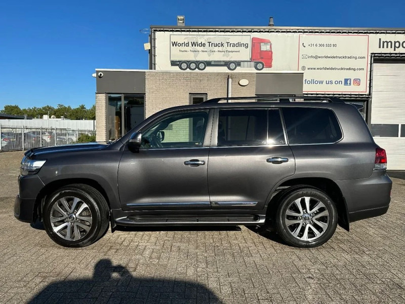Toyota Land Cruiser V8 LAND CRUISER 200 V8 + CAMERA 360 + FRIDGE + DIESEL + ONLY EXPORT - SUV: photos 2 Toyota Land Cruiser V8 LAND CRUISER 200 V8 + CAMERA 360 + FRIDGE + DIESEL + ONLY EXPORT - SUV: photos 2