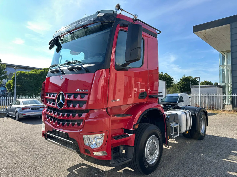 Mercedes-Benz Arocs 1824 4x4 ALLROAD + KIPPER HYDRAULIC + 334.231 KM + SPRING / SPRING + EURO 6 - Tracteur routier: photos 1 Mercedes-Benz Arocs 1824 4x4 ALLROAD + KIPPER HYDRAULIC + 334.231 KM + SPRING / SPRING + EURO 6 - Tracteur routier: photos 1