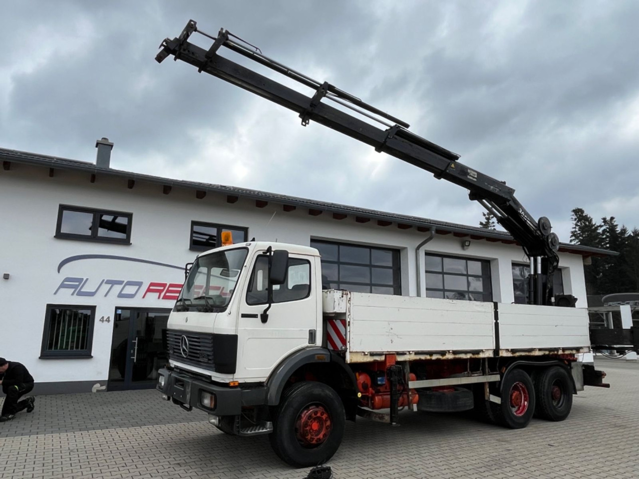 Mercedes-Benz SK 2635 6x4 V8 Pritsche mit HIAB 300-4 - Camion plateau, Camion grue: photos 1 Mercedes-Benz SK 2635 6x4 V8 Pritsche mit HIAB 300-4 - Camion plateau, Camion grue: photos 1
