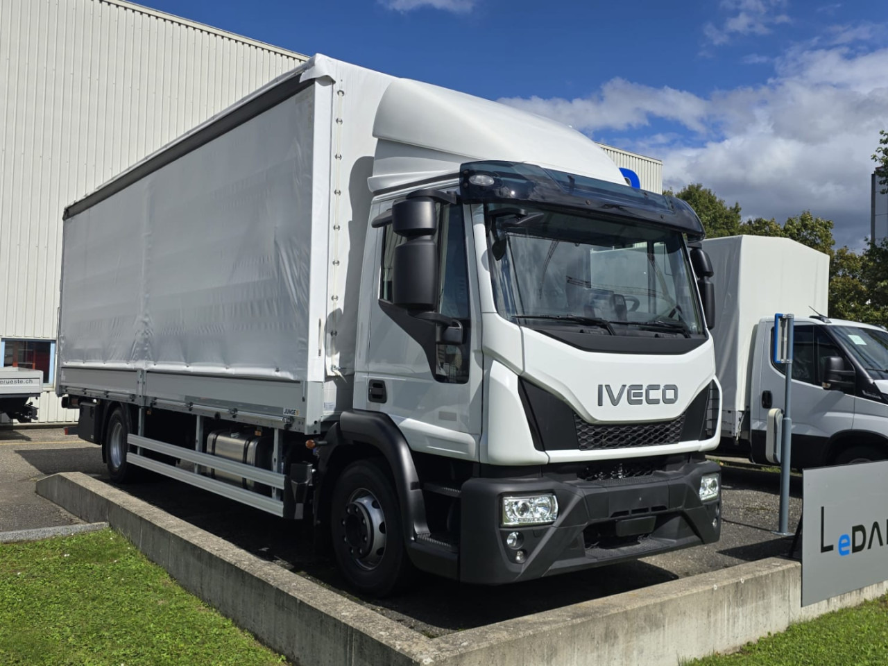 IVECO ML140E28/FP EuroCargo mit Pritsche Blache und LBW - Camion à rideaux coulissants: photos 1 IVECO ML140E28/FP EuroCargo mit Pritsche Blache und LBW - Camion à rideaux coulissants: photos 1