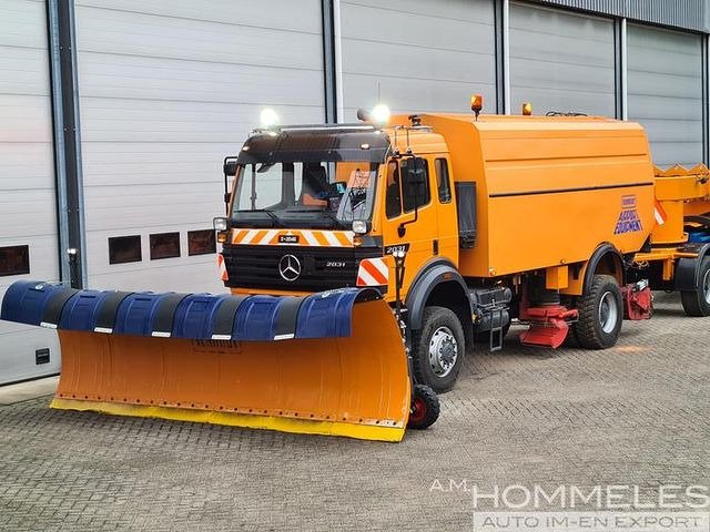 Overaasen RS 200 - Balayeuse de voirie: photos 1 Overaasen RS 200 - Balayeuse de voirie: photos 1